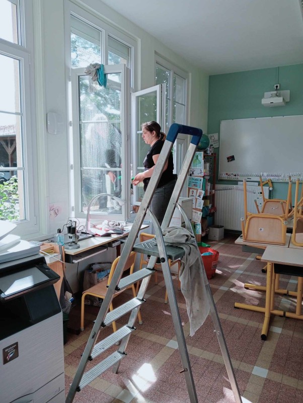 Nettoyage des fenêtres d'une école à Epégard 27