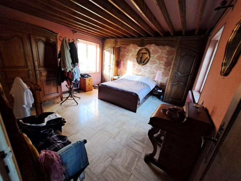 Nettoyage de la chambre d'une maison inhabitée depuis plusieurs mois
