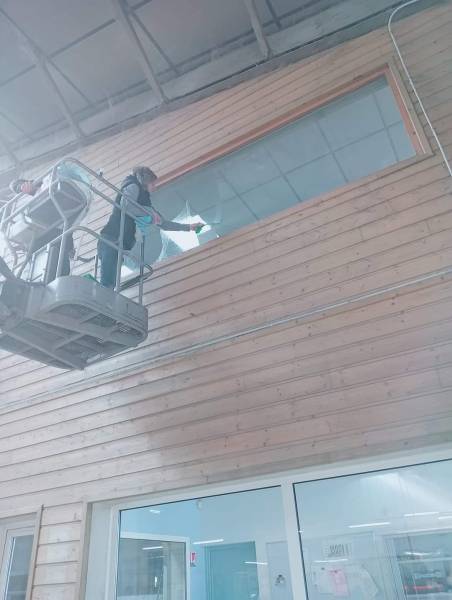 Nettoyage de vitres en hauteur avec mouilleur