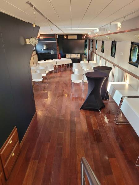 Nettoyage de la salle de réception d'une péniche