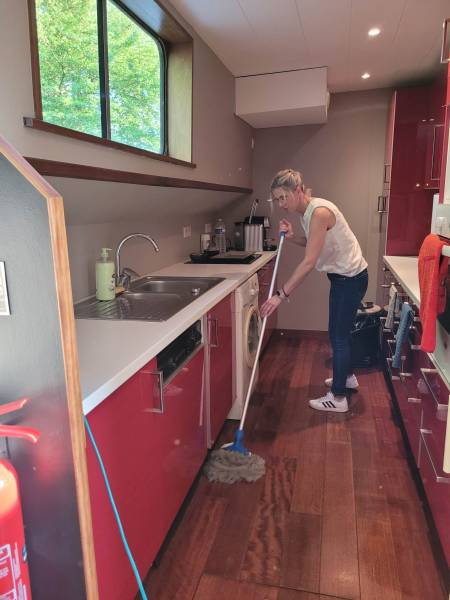 Nettoyage de la cuisine d'une péniche