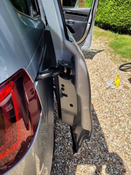 Nettoyage des portières d'un monospace