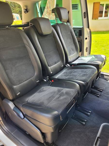 Nettoyage des sièges d'un monospace