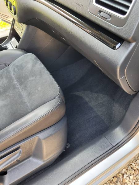 Nettoyage de la place passager d'un monospace