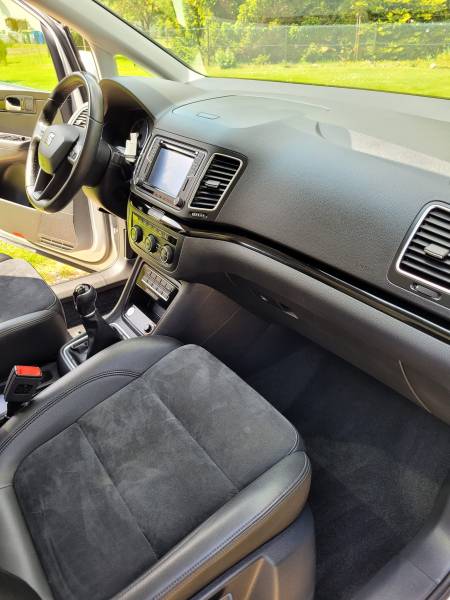 Nettoyage de la boite a gant et de la vitre frontale d'un monospace