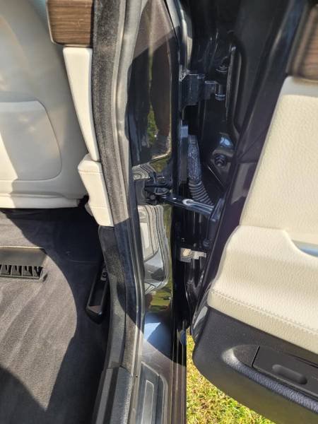 Nettoyage des côtés de portière d'une BMW série 5 GT