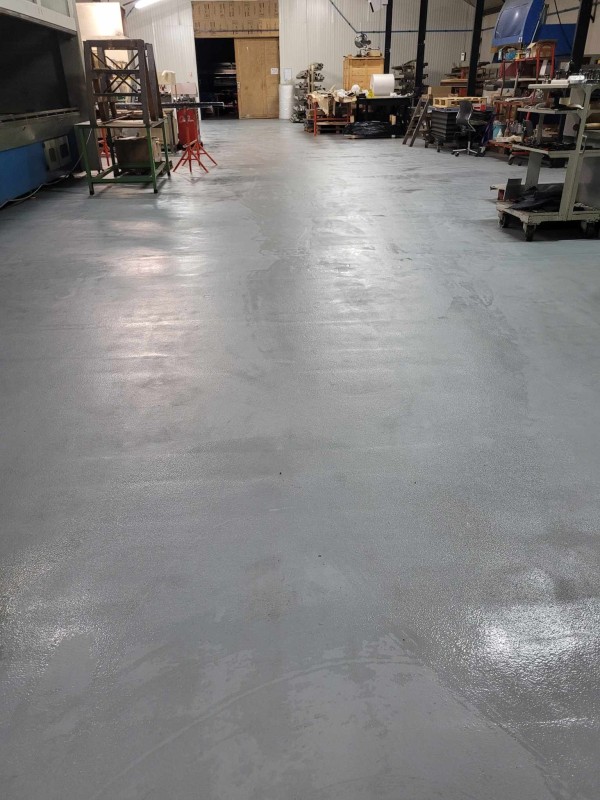 Décapage et nettoyage d'un sol d'une entreprise de mécanique de précision à Le Neubourg 27