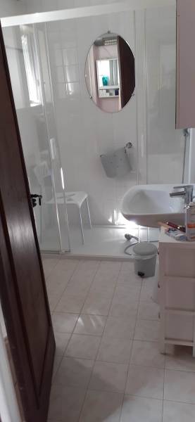 Nettoyage de la salle de bain d'une maison inhabitée depuis plusieurs mois