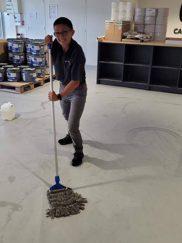 Remise en état d'un magasin de peinture avant son ouverture à Évreux 27