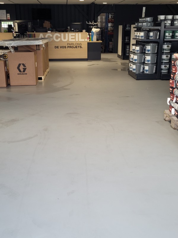 Remise en état d'un magasin de peinture avant son ouverture à Évreux 27
