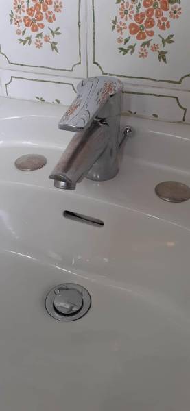 Nettoyage du lavabo d'une maison inhabitée depuis plusieurs mois