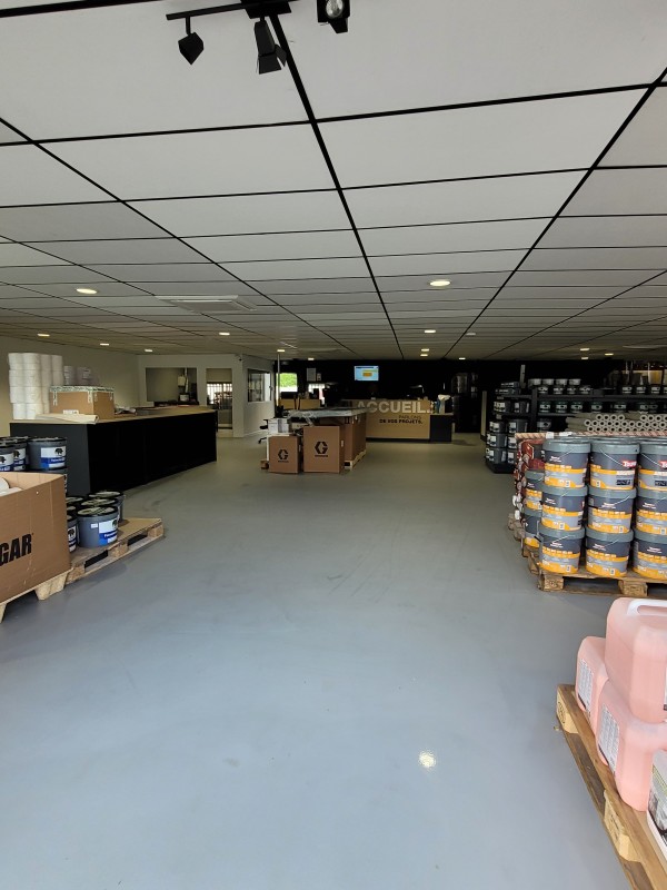 Remise en état d'un magasin de peinture avant son ouverture à Évreux 27