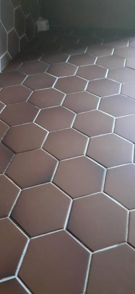 Nettoyage du carrelage d'une maison inhabitée depuis plusieurs mois