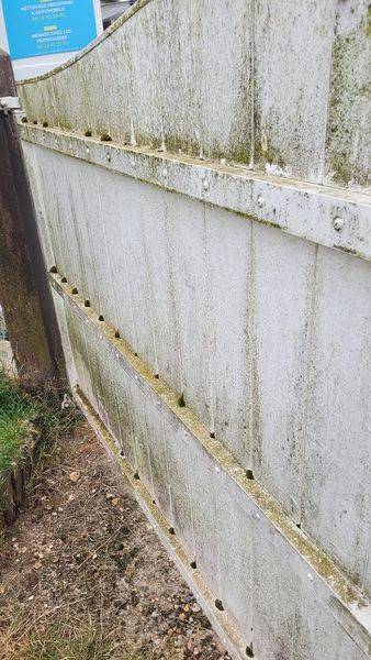 Remise en état avec nettoyage d'un portail PVC à Brionne 27