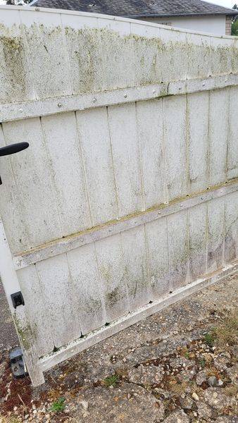 Remise en état avec nettoyage d'un portail PVC à Brionne 27