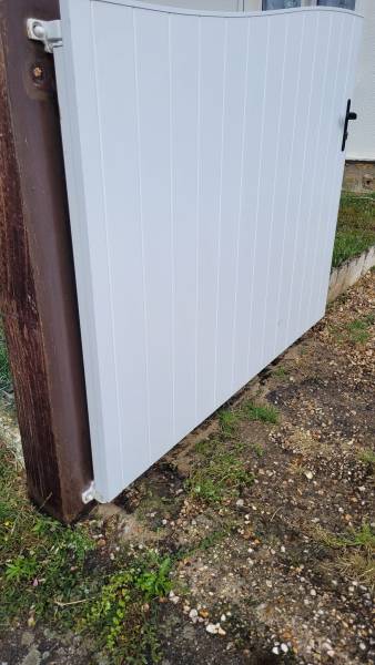 Remise en état avec nettoyage d'un portail PVC à Brionne 27