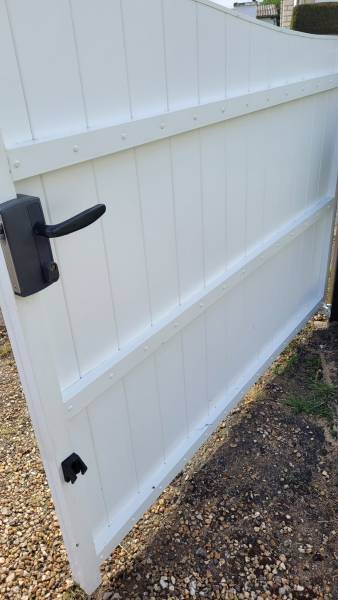 Remise en état avec nettoyage d'un portail PVC à Brionne 27