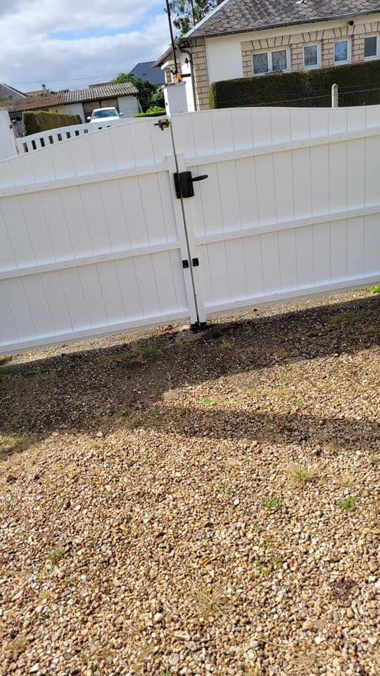 Remise en état avec nettoyage d'un portail PVC à Brionne 27