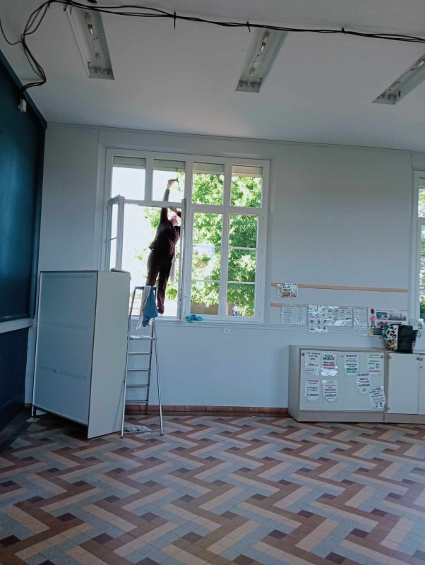 Nettoyage des fenêtres d'une école à Epégard 27