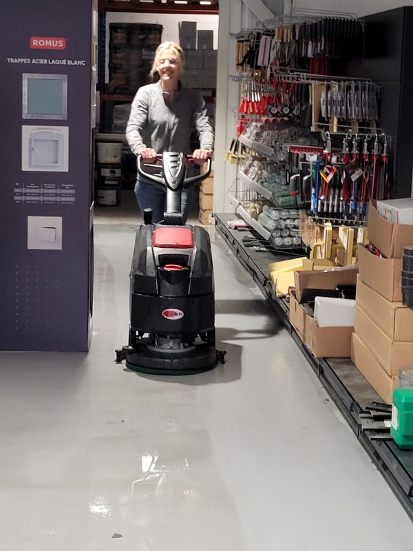 Remise en état d'un magasin de peinture avant son ouverture à Évreux 27