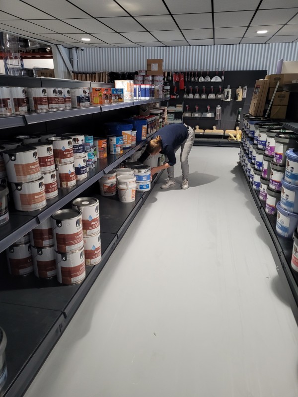 Remise en état d'un magasin de peinture avant son ouverture à Évreux 27