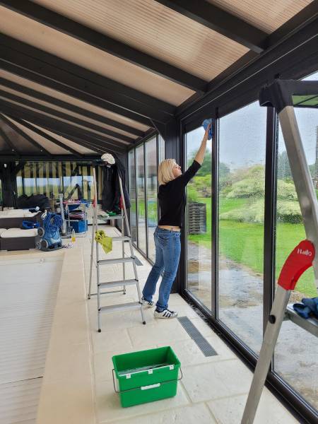 Nettoyage de la vitrerie d'une véranda