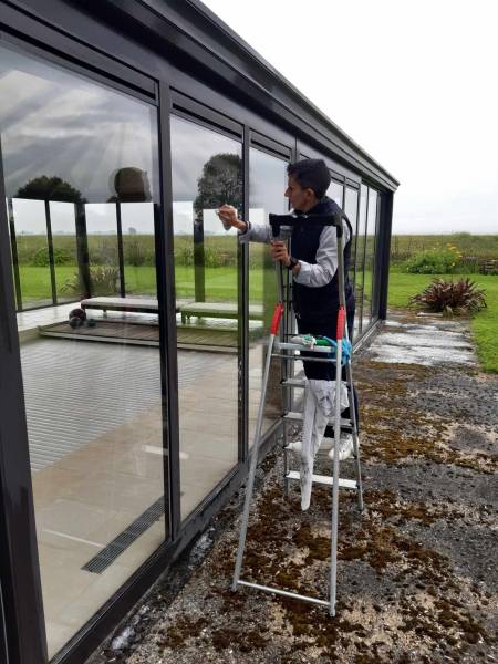 Nettoyage de la vitrerie d'une véranda